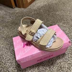 Brand New size 6 from fashion Nova  color is a lil bit dark then the pic